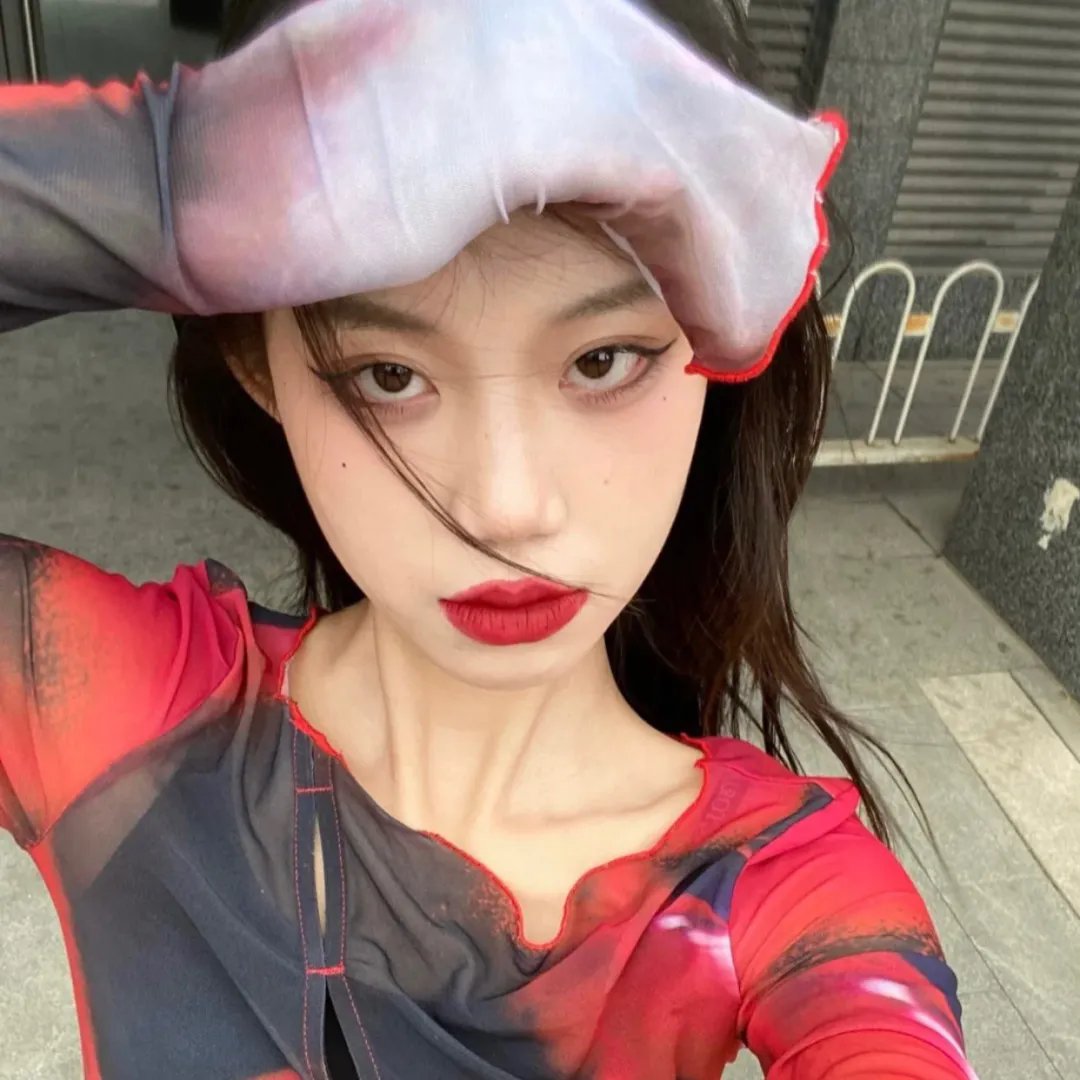 女人步上楼梯时